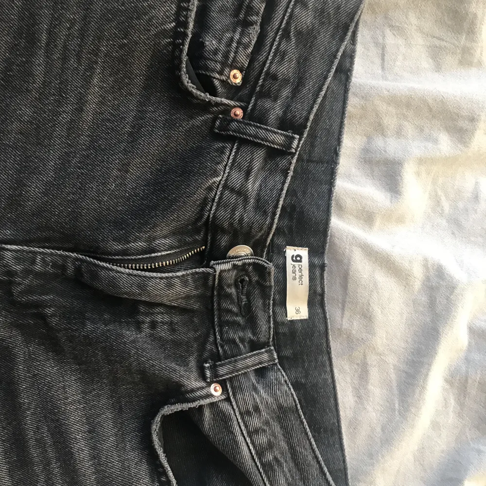 Svarta jeans från Gina Tricot i modellen low waist straight! Skriv om du har frågor :). Jeans & Byxor.
