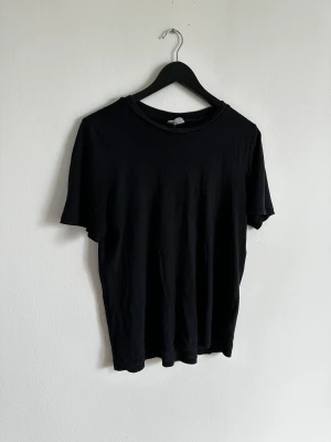 Svart tunn t-shirt - Svart tunn t-shirt från GinaTricot 