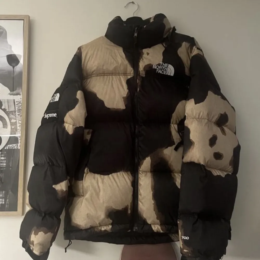 Supreme X The North Face ”Bleached Denim Print Nuptse Jacket” | Storlek M | Endast testad |. Jackor.