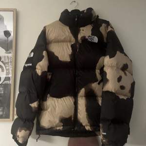 Supreme X The North Face ”Bleached Denim Print Nuptse Jacket” | Storlek M | Endast testad |