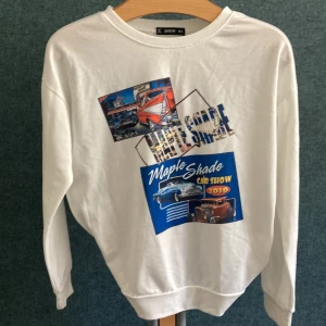 Vit tröja med tryck - Vit långärmad tröja med tryck från SHEIN! Mycket bra skick💕