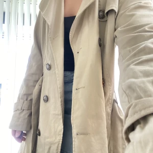 Lång trenchcoat  - Knälång beige trenchcoat ifrån Lindex❤️