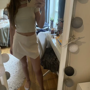 Kjol - En byxkjol i strl 8, passar till s/m. Är shorts på baksidan o kjol på framsida. Kontakta för fler bilder🤍