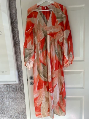 Ny klänning slutsåld - En ljuvlig klänning från HM i viskos med smala dragskor under bysten som knyts i sidorna, eller , ha den helt utan att dra åt dragskor, lika fin! Märkt S men oversized. Jag är en normal M. Felfri. Klänningen är slutsåld.