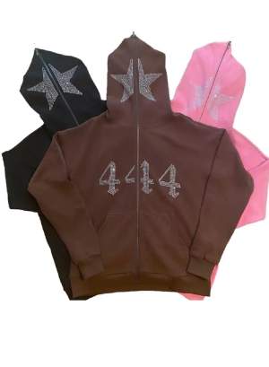 Oversized rosa hoodie med rhinestones 444 och en stjärna pá luvan. Köpt i storlek S men är jätteoversized. Säljer pga att den inte passar min stil. Den är helt ny, aldrig använd. Köparen star för frakten.