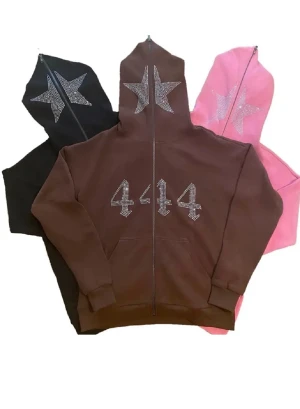 Oversized rosa hoodie med rhinestones 44 och en stjarna pa luvan - Oversized rosa hoodie med rhinestones 444 och en stjärna pá luvan. Köpt i storlek S men är jätteoversized. Säljer pga att den inte passar min stil. Den är helt ny, aldrig använd. Köparen star för frakten.