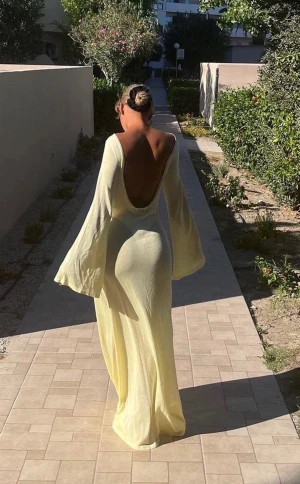 Strandklänning från NA-KD - Säljer min sambos gula NA-KD strandklänning från Hanna Schönbergs kollektion, storlek S. Använt men fint skick.