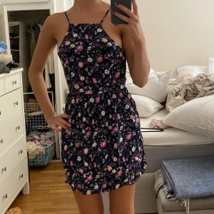 Klänning - Klänning som är lite liten på mig och inte längre kommer till användning