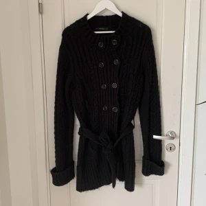 Skickad kofta - Lite tjockare svart stickad kofta med skärp som ny