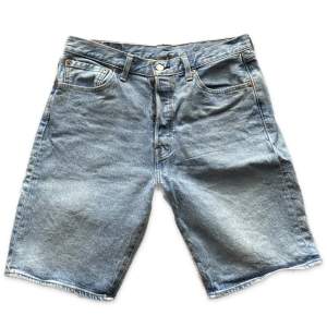 Snygga längre jeansshorts från Levis. Inte sätt några defekter. 41cm i midjan (mätt rakt över) 25cm innerbenslängd.