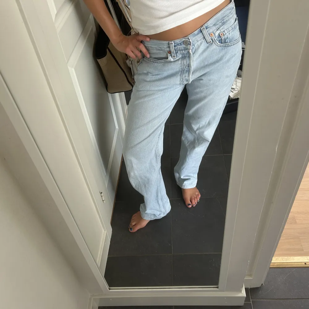 Lägger ut igen! Supersnygga Levis jeans köpta second hand på Humana💗💖Jeansen har två hål längst gylfen, men det är lätt att sy ihop. . Jeans & Byxor.