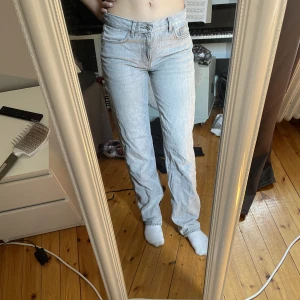 Gina jeans - Ett par gråa jeans ifrån Gina tricot i stl 34, säljer eftersom dom är lite stora och dom inte kommer till andvändning💕nypris 500