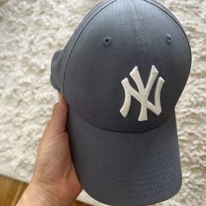 Säljer min gråblå keps från New Yankees, använd 1-2 gånger så i fint skick! 