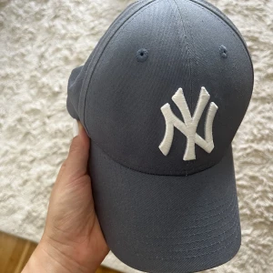 Keps från New Yankees - Säljer min gråblå keps från New Yankees, använd 1-2 gånger så i fint skick! 