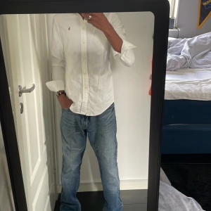 Polo skjorta  - Hej, nu säljer jag en jätte snygg vit polo skjorta som är sparsamt använd,de är storlek Xs men den sitter bättre på en person i S jag säljer skjortan för 399kr,vid fler funderingar är de bara att skriva i dm (Kolla gärna in min profil för liknande plagg)
