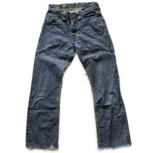 Lee jeans - Så fina jeans från lee. De ser lite awkward ut på mig då dem är rätt förkorta på mig. Inte sätt några defekter. 37 i midjan (mätt rakt över) och 72cm i innerbenslängd. 