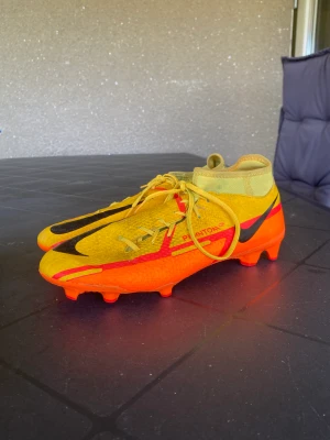 Fotbollsskor Nike  - Dom går att tvätta upp och sen är dom som ny. Dom har inget utnött