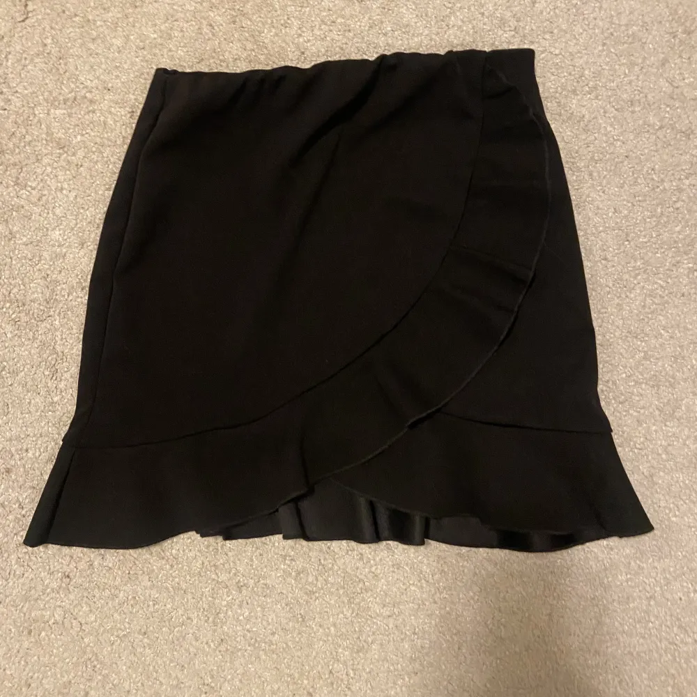 En söt volang kjol från Nly one (nelly)  Som är i storlek s. Använd Max 3-4 gånger men kommer inte till användning längre då kjolen vill ha en ny ägare. . Kjolar.
