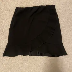 En söt volang kjol från Nly one (nelly)  Som är i storlek s. Använd Max 3-4 gånger men kommer inte till användning längre då kjolen vill ha en ny ägare. 