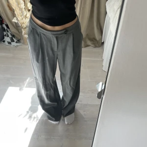 Kostymbyxor  - Supersköna kostymbyxor/tygbyxor från Gina, har sytt upp dem men började släppa i ena benet, dock lätt att fixa! ☺️