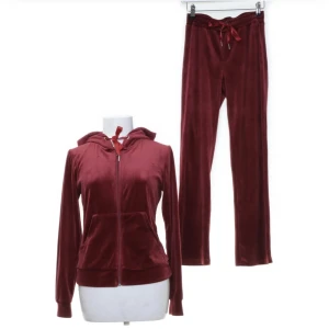 Ginatricot velour set  - Säljer mitt superfina mjukisset från Ginatricot som heter ”Velour”.  Storlek M - Underdel  Storlek XS - Överdel 