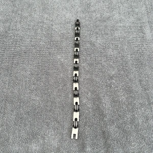 Rostfritt armband - Nytt rostfritt metallarmband i trendig design. Längd: 22 cm. Köparen står för frakt.