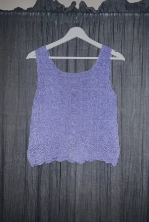 Topp - Gulligt stickat linne i en violett likande lila med glitter detaljer (sömmar/garn i glitter)💜💜 Toppen är stickad och något croppad med ett “see through” broderi längst ner