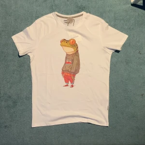 Snygg T-shirt - Hallå där blåbär👋🏼 säljer min nya tisha pga den e för liten för mig