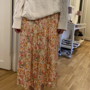 Blommig långkjol - Blommig långkjol/midikjol från stradivarius. Storlek M och sitter därav lågmidjat på mig som vanligtvis har S💕💕