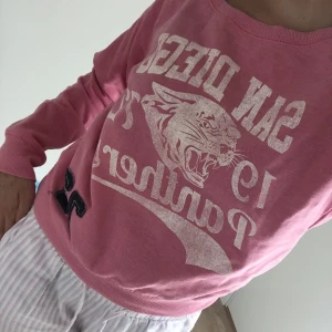 Rosa sweatshirt  - Härlig rosa sweatshirt med tryck.