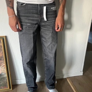 Asos baggy jeans - Snygga mörkgråa baggy jeans, aldrig använda. 