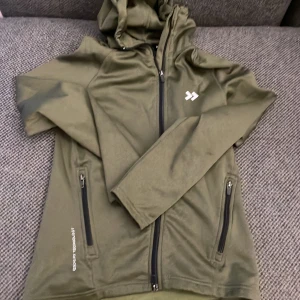 Tröja - Huvtröja med 2  fickor med dragkedja