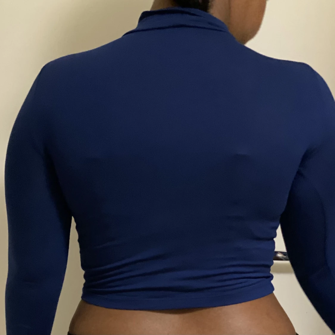 Mörk blå crop topp i storlek 36 - 90