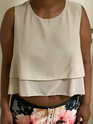 En jätte fin topp  - Använt ett par gånger så är fräsch 😍 snygg för en utekväll 