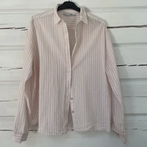 Skjorta  - Oversized skjorta i strl small! 95 kr