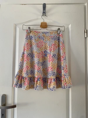 Blommig kjol - Säljer denna supersnygga blommiga kjolen ,med volanger längst ner, från Gina Tricot. Säljer pågrund av att jag har en liknande kjol och inte behöver två. Kjolen har används ett fåtal gånger och har inga defekter⭐️