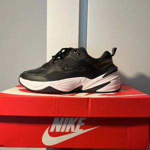 NIKE M2K TEKNO - Nike M2K Tekno skor som ni ser i gott skick då dem knappt är använda, därför säljer jag dem.  Storlek 38,5 