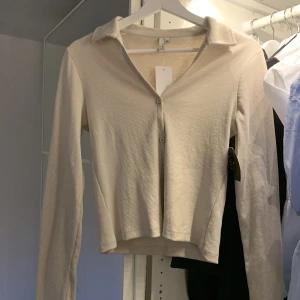Topp - Topp från Nelly, aldrig använd med lapp kvar. Säljer då den aldrig kommit till användning❤️‍🔥❤️‍🔥