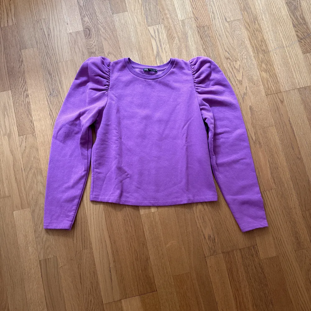 Säljer denna jättefina lila tröjan med volang från Zara då den tyvärr inte kommer till användning. Möts helst upp och då i Stockholm💜. Tröjor & Koftor.