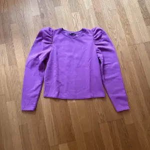 Säljer denna jättefina lila tröjan med volang från Zara då den tyvärr inte kommer till användning. Möts helst upp och då i Stockholm💜