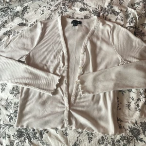 Vit topp  - Säljer denna vita topp eftersom den inte passar på bra längre. Det går även att ha den helt stängd eller helt öppen.