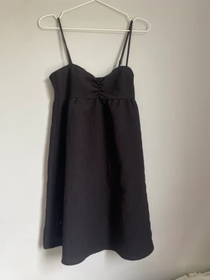 Svart klänning  - Jätte söt kläning som tyvärr är för liten för mig, klänningen är luftig och skön nu när de är varmt och sommar. 