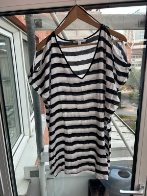 Topp med cutouts randig - Söt topp/tunika med cutouts vid armarna, S, svartvit randig 