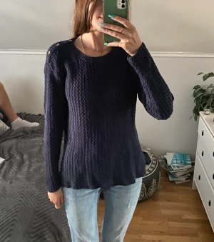 Mysig stickad tröja - Zara  - Säljer denna fina stickade tröja med guldiga knappdetaljer🌸 Den är köpt på Zara barn och står strl 164 i den men passar mig som brukar ha S/xs i vanliga fall. En mindre defekt (se bild 3) men inget man tänker på🥰