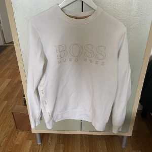 Vit Hugo Boss Tröja - Skick 9/10, använd ett fåtal tillfällen.