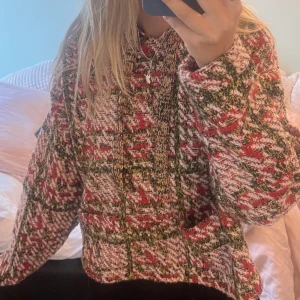 Zara Stickad Hoodie  - Söt Zara Hoodie, passar till hösten, storlek L men sitter bra på mig som brukar ha Xs