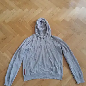 I will sell a vintage hoodie from Prada.  It was repaired in a clothing atelier, the condition is used, as can be seen in the photo in the photo.  Size S-M  Possible exchange with your extra payment for interesting things M size (arcteryx tnf stone island