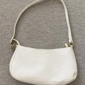 Handväska - Vit handväska som inte kommit till användning funkar till allt
