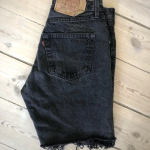 Levis 501 vintage  - Avklippta klassika 501:or. Ganska långa fortfarande om man är rädd för att de ska bli för korta / vill justera själv 🙂  W: 33 