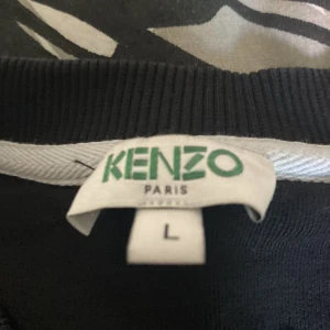 Säljer kenzo tröja - Haft den typ ett år och sälja den för den är för liten. Pris kan diskuteras 